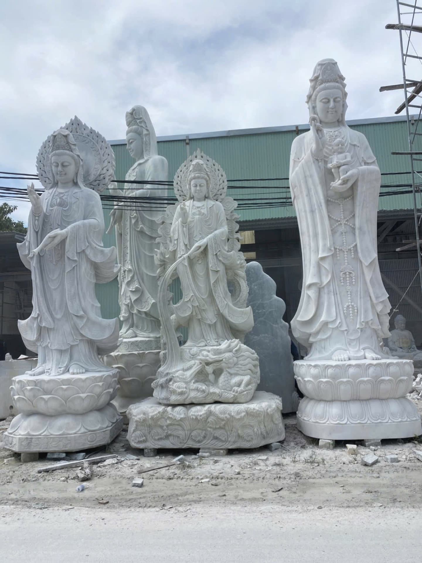 Hàng tượng Quan Âm đá trắng tại sân xưởng