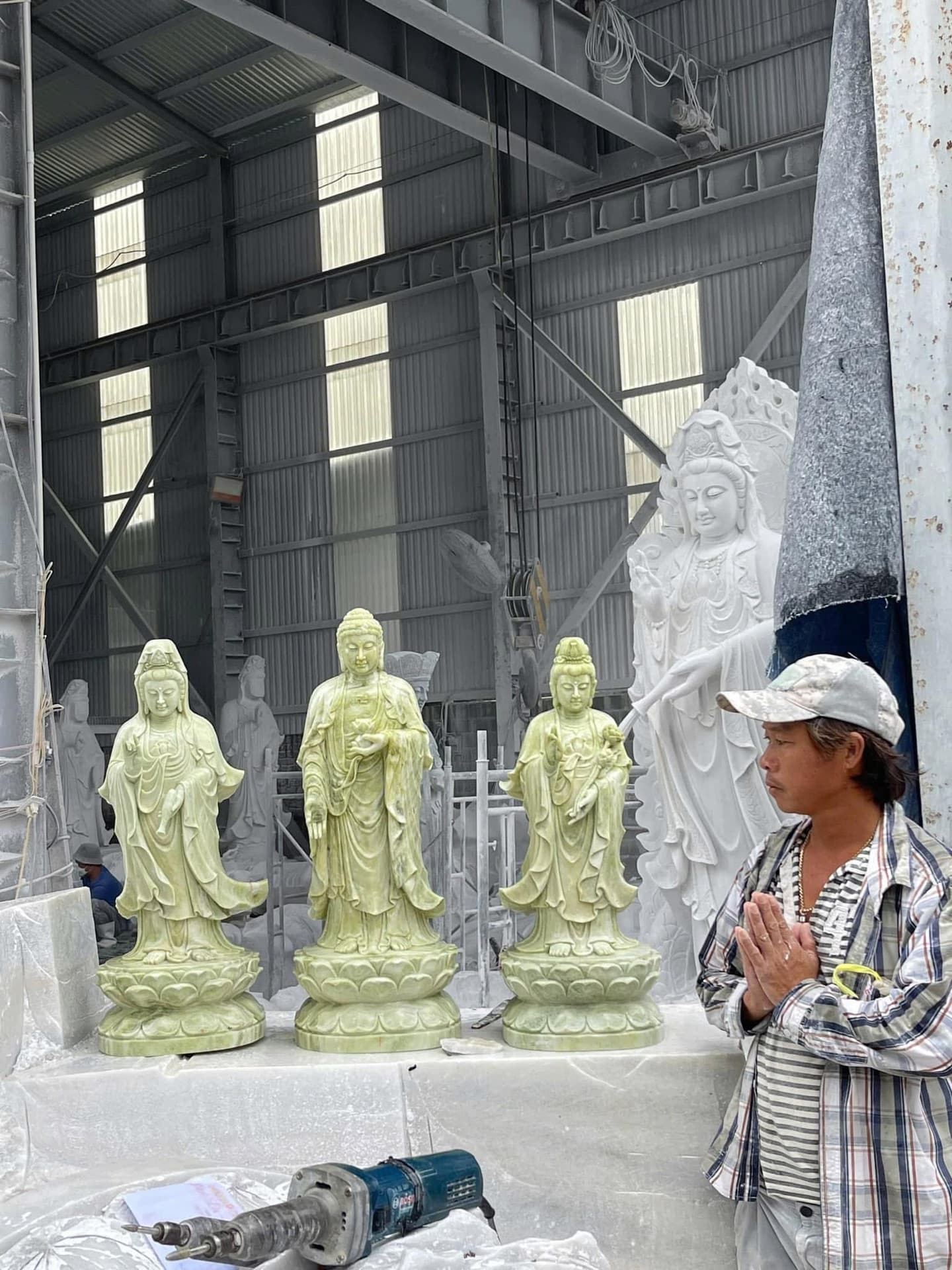 Nghệ nhân bên tượng Quan Âm đá trắng quy mô lớn