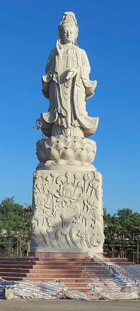 Tượng Quan Âm đứng đài sen — ảnh chính