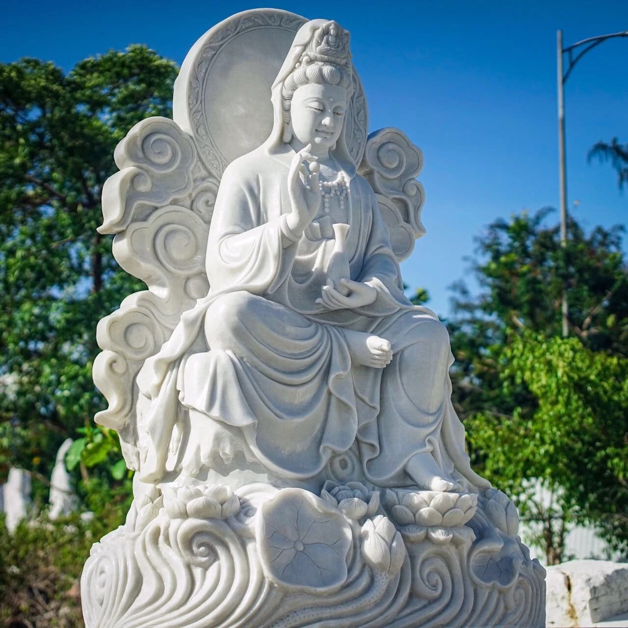 Tượng Quan Âm ngồi tự tại — ảnh chính