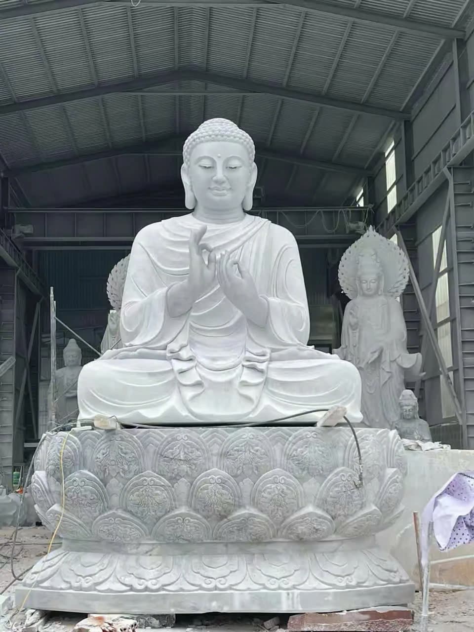 Tượng Phật Thích Ca đá — 02-goc-thap-toa-sen