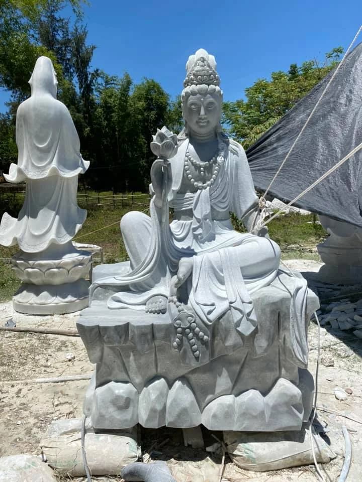 Tượng Quan Âm ngồi tự tại — 02-ngoi-cam-sen