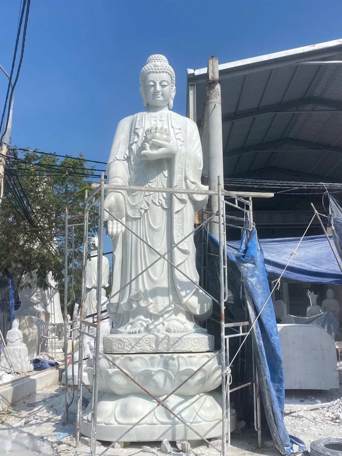 Tượng Phật A Di Đà đá — tại xưởng