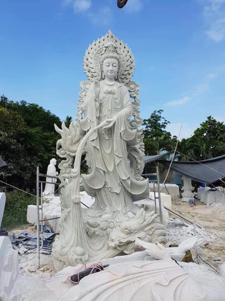 Tượng Quan Âm cưỡi rồng — tại xưởng