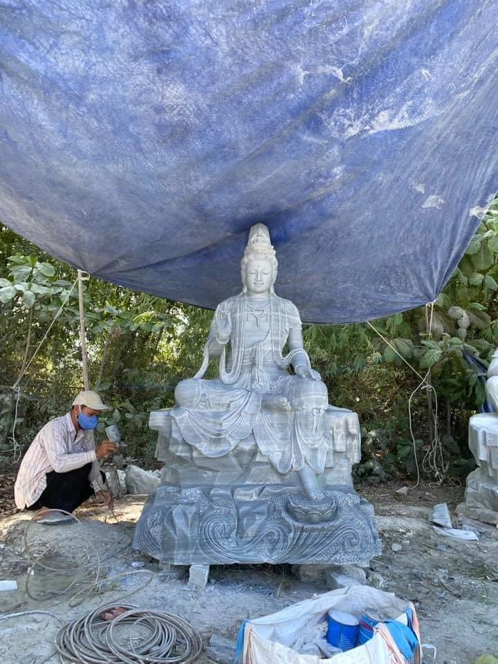 Tượng Quan Âm ngồi tự tại — tại xưởng