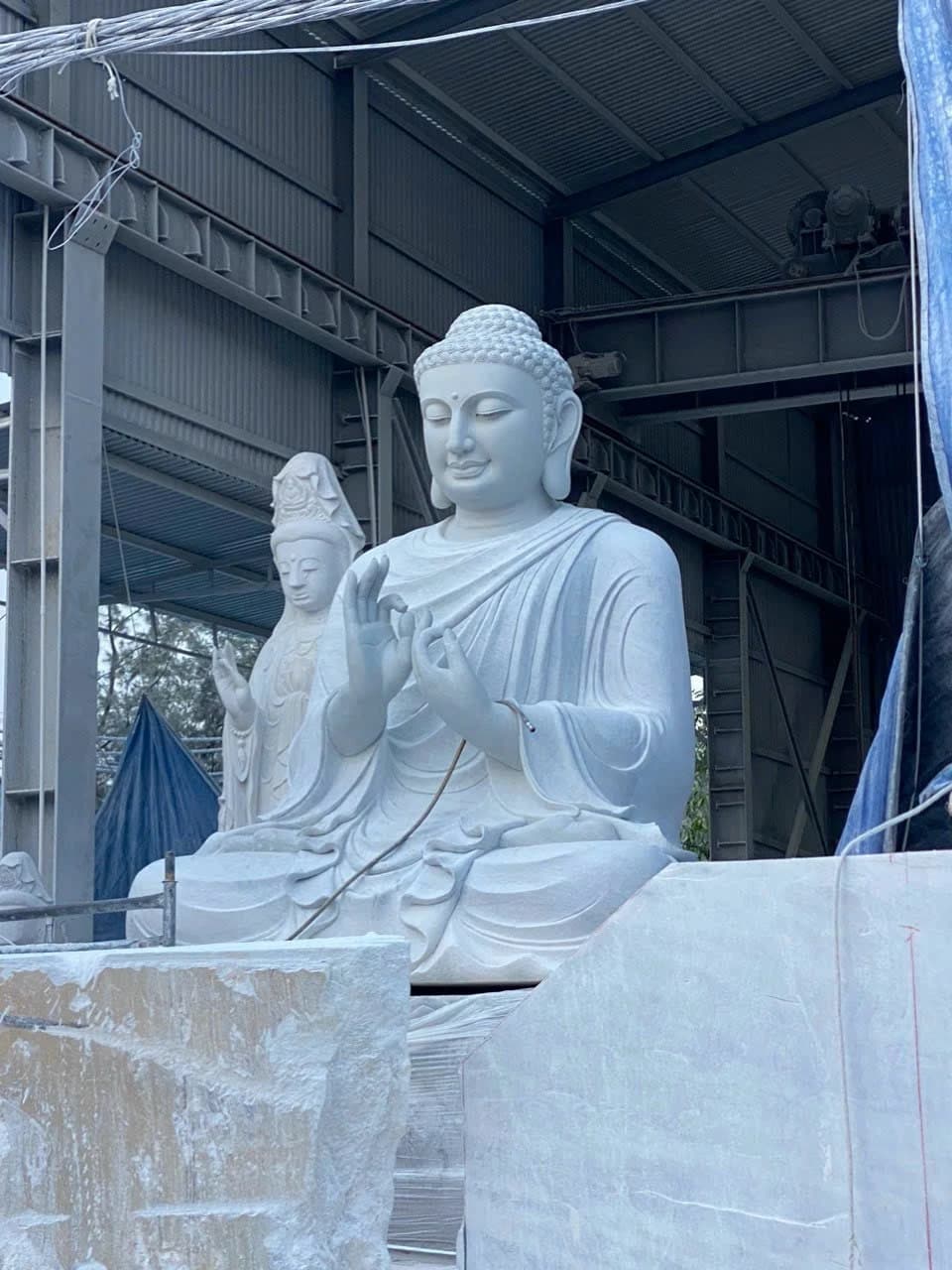 Tượng Phật Thích Ca đá — tại xưởng
