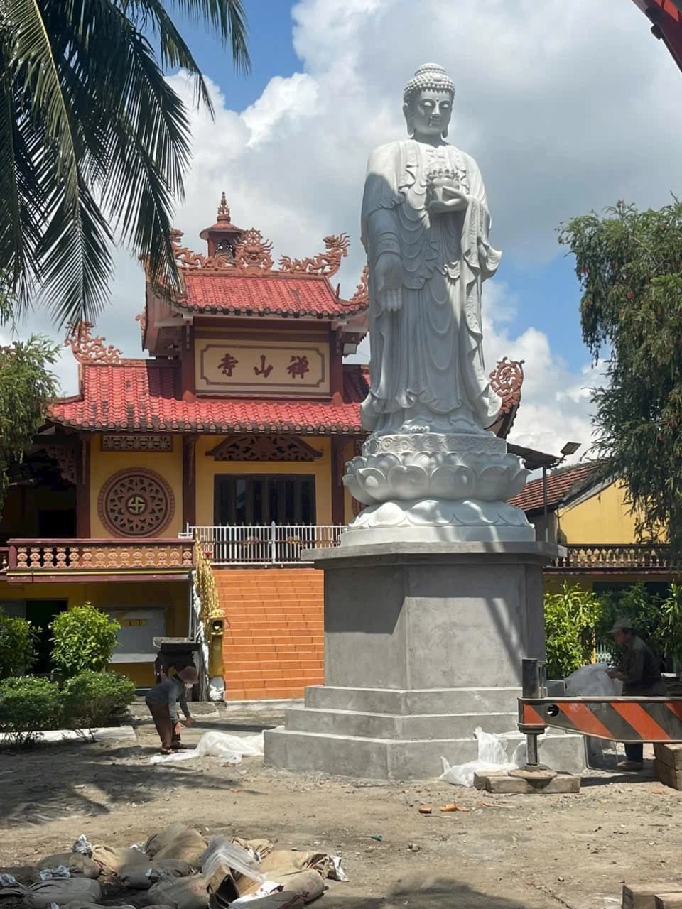 Tượng Phật A Di Đà đá — công trình thực tế