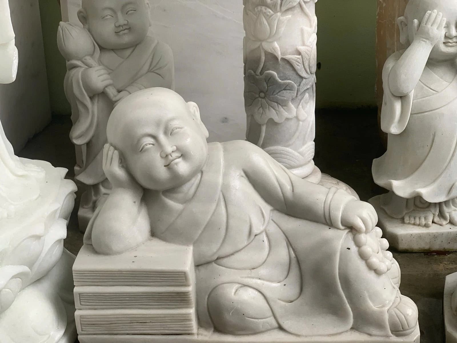 Tượng Chú Tiểu đá — 05-nam-doc-sach