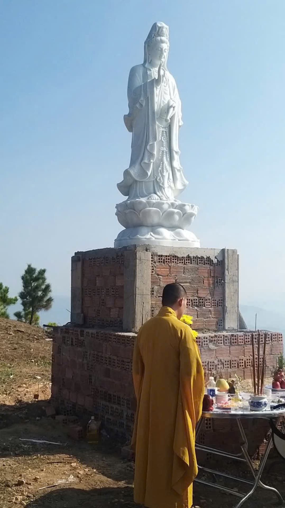 An vị tượng Quan Âm đá trắng tại công trình