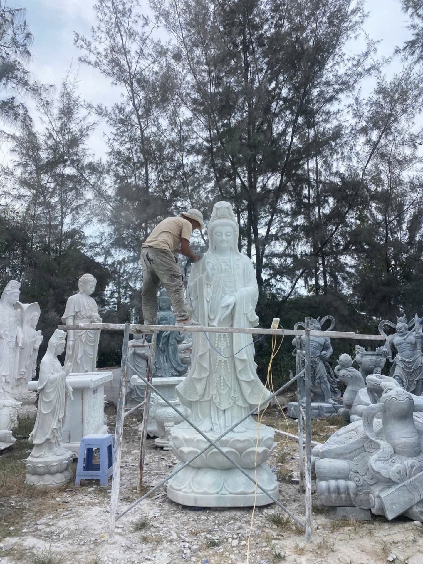 Dựng tượng Quan Âm đá trắng quy mô lớn