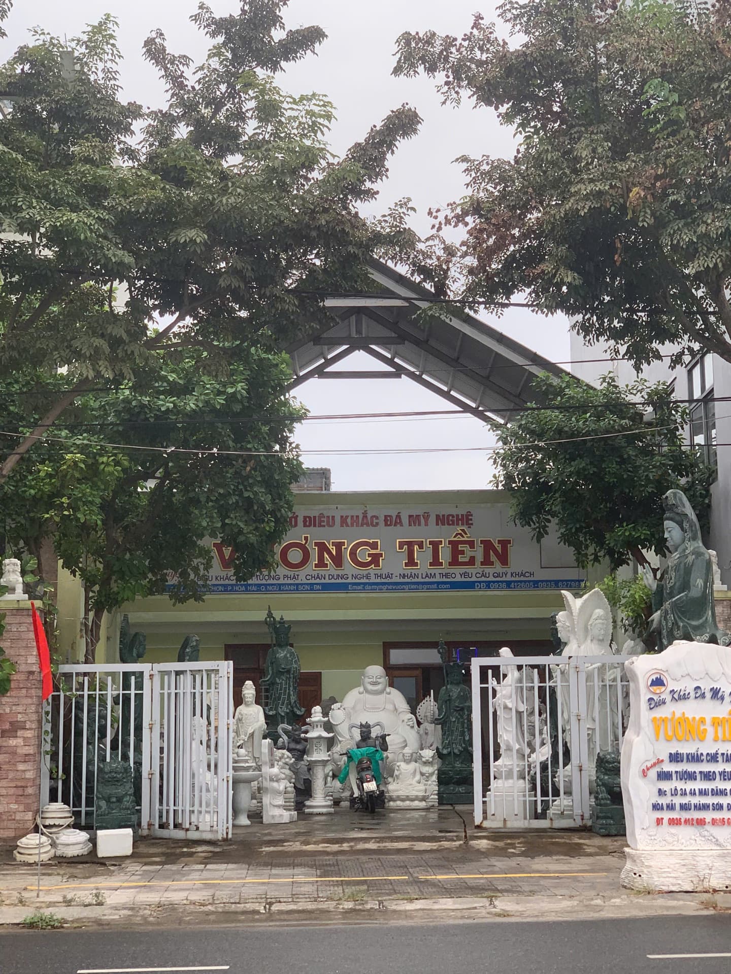 Mặt tiền quầy trưng bày đá mỹ nghệ Vương Tiền