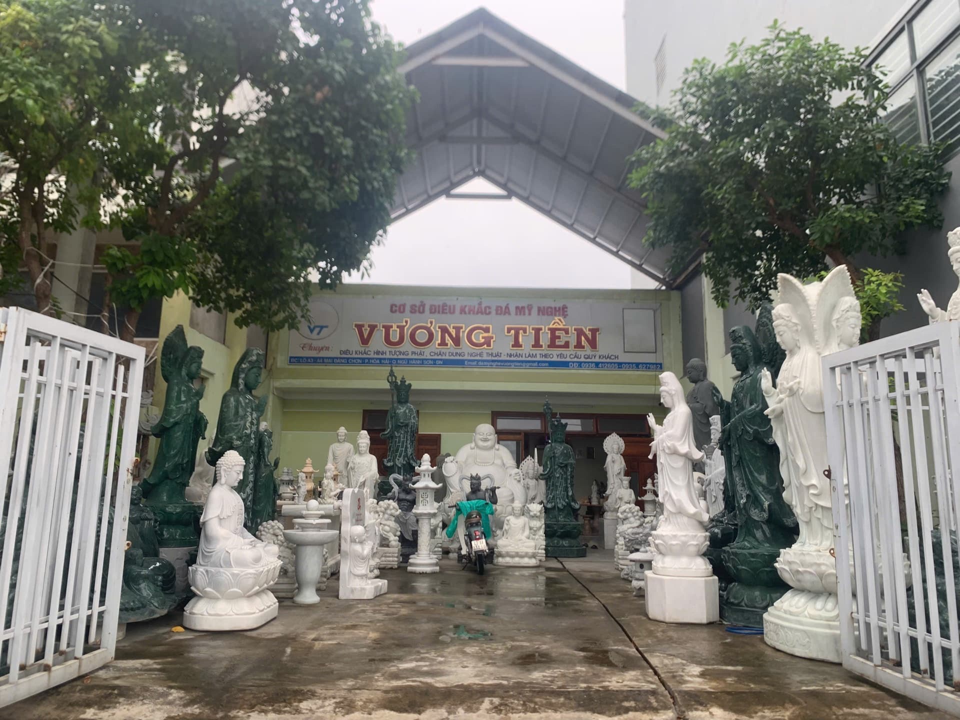 Quầy trưng bày đá mỹ nghệ Vương Tiền — tượng Phật đá