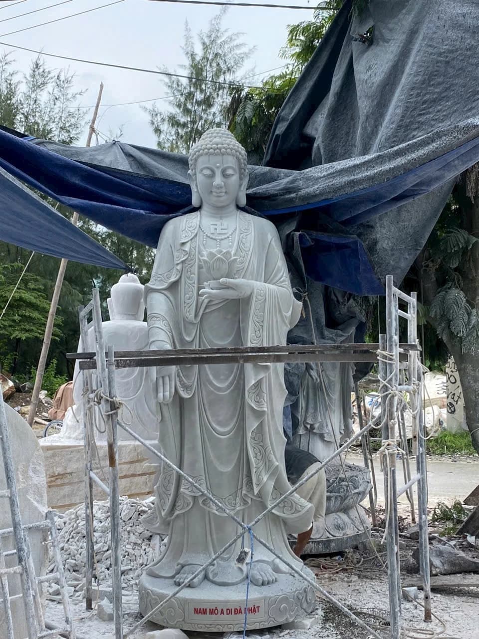 Tượng Phật A Di Đà đá — ảnh chính
