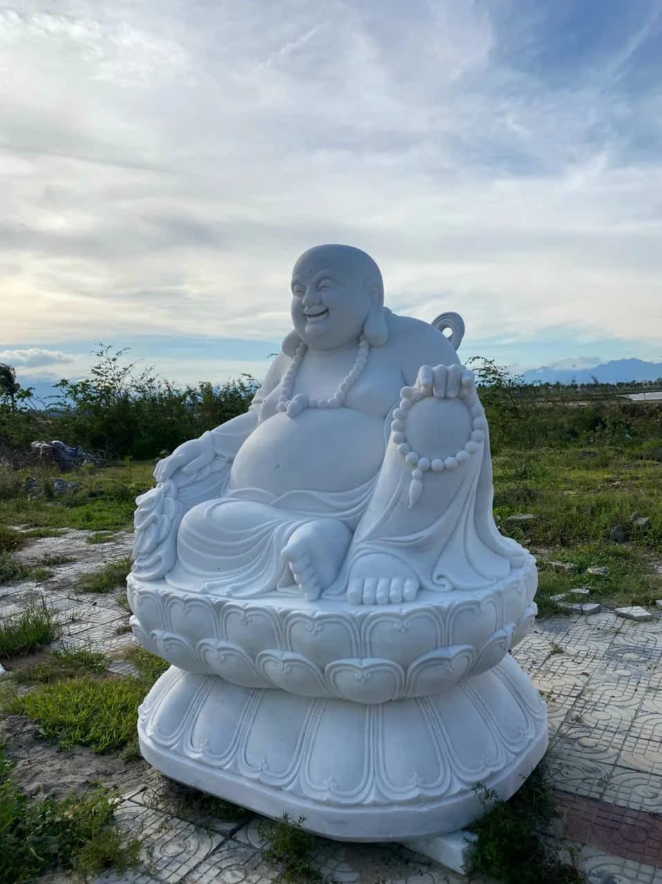 Tượng Phật Di Lặc đá — ảnh chính